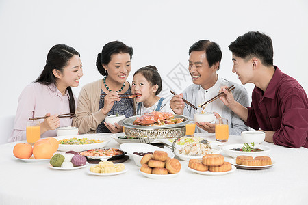 中秋团圆家庭聚餐图片