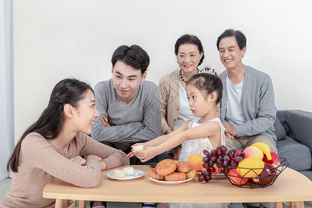 中秋家人团聚吃月饼图片