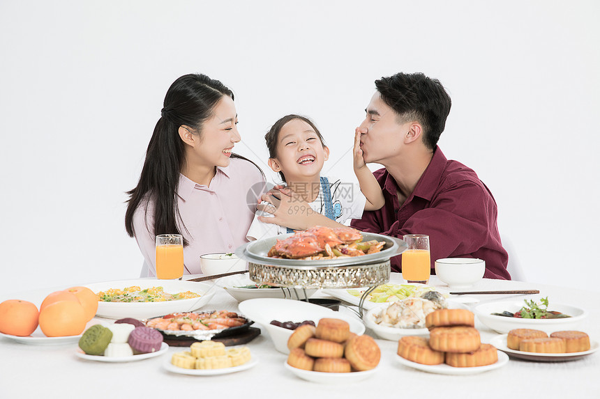 中秋团圆家庭聚餐图片