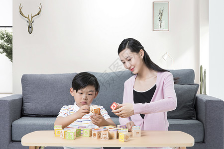 母亲陪孩子玩玩积木的母子设计图片