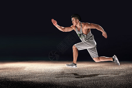 强壮的男人男人跑步跳跃动作设计图片