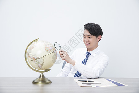 商务男性地球仪图片