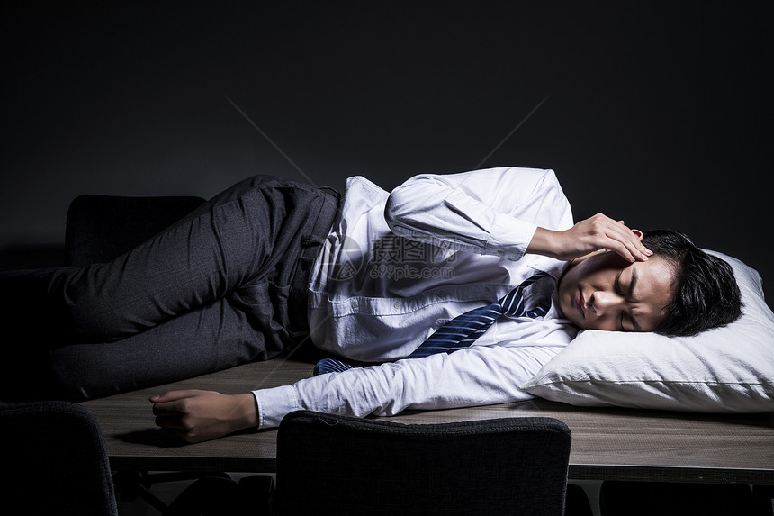 商务男性加班休息图片