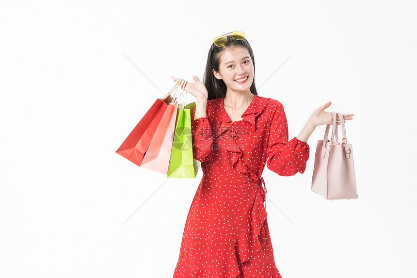 青春美丽女性提包购物图片