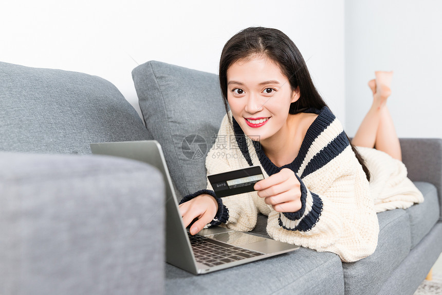 居家女性网购信用卡支付图片