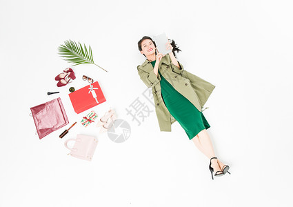 绿色化妆品礼盒年轻时尚女性购物背景