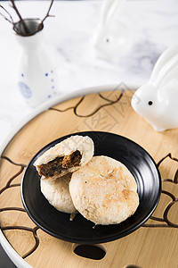 喝奶茶的兔子中秋节苏式月饼背景