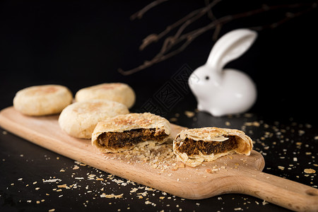 拿着树枝的兔子中秋节苏式月饼背景