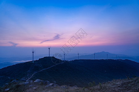 霞光下的黄石仙居顶风车背景