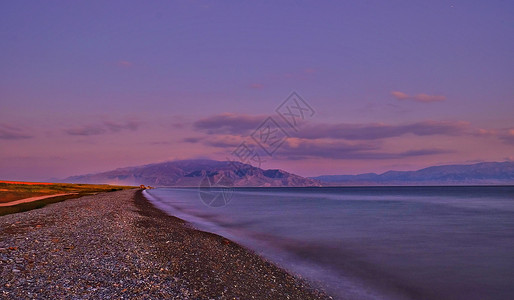 一滴眼泪新疆伊犁赛里木湖背景