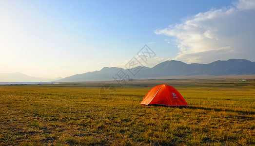 一滴眼泪新疆伊犁赛里木湖背景