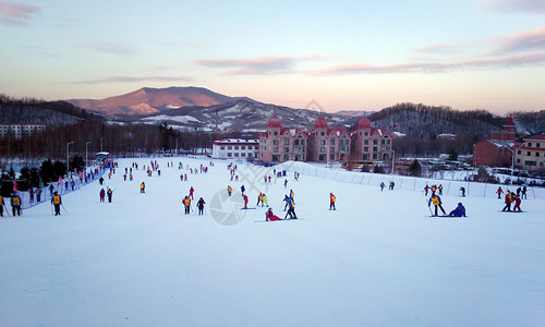 北京郊区滑雪场哈尔滨亚布力滑雪场背景