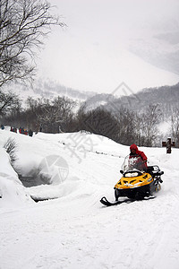 长白山的雪地摩托背景图片