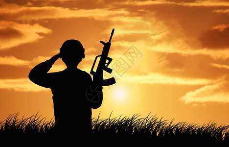 玩具枪素材夕阳下军人剪影设计图片