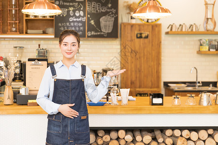 年轻咖啡馆服务员欢迎手势图片