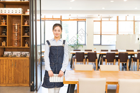 咖啡馆女性服务员打扫卫生背景图片