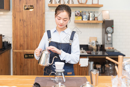 女性咖啡师冲咖啡背景图片