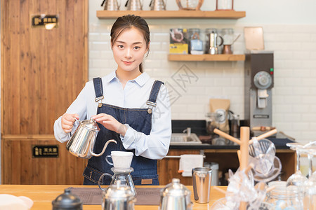 女性咖啡师手冲咖啡背景图片