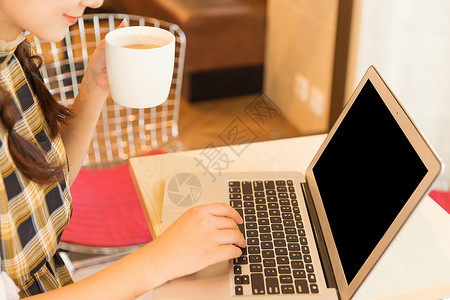 用电脑学习咖啡馆年轻女性用电脑特写背景