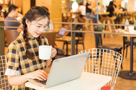 咖啡店青春女孩用电脑看电影背景图片