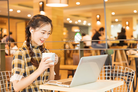 年轻人女孩咖啡店青春女孩看电脑背景