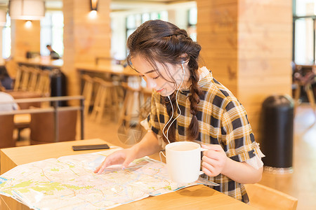 咖啡店青春女孩看地图图片