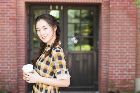 手捧咖啡文艺女孩图片