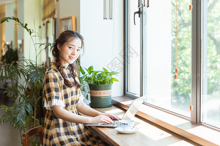 咖啡馆青春女孩用电脑背景图片