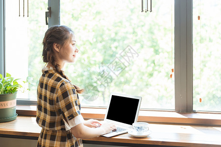 咖啡馆青春女孩用电脑高清图片
