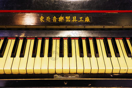 怀旧的老式钢琴背景图片