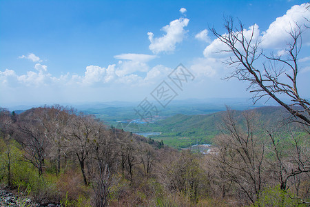 长白上吉林长白山下我国最后的木屋村落背景