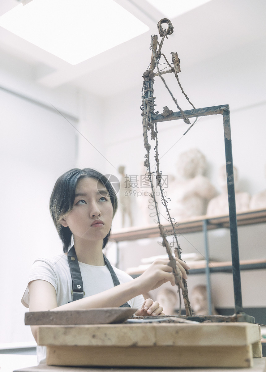 雕塑女匠人制作骨架图片