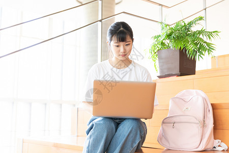 用电脑学习的美女背景图片