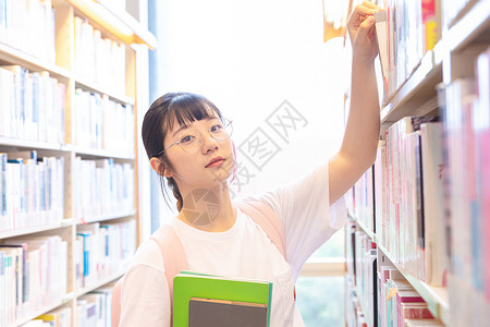 图书馆学习的女生图片