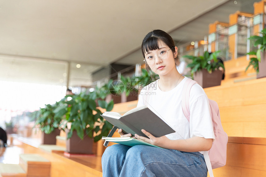 坐在台阶上看书的学生图片