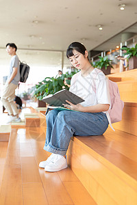 图书馆看书的学生背景图片