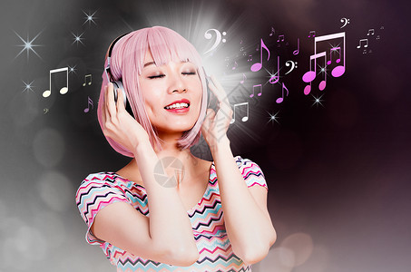 女子唱歌戴耳机的美女广告图设计图片