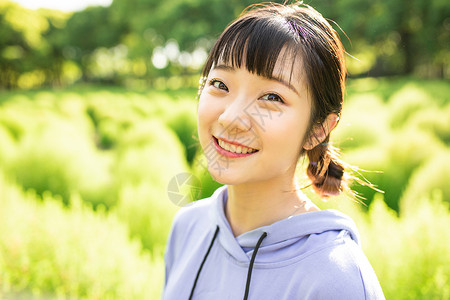 甜草笑容甜美的清新女生背景