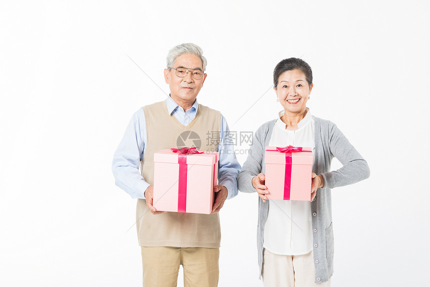 幸福的老年夫妻手拿礼盒图片