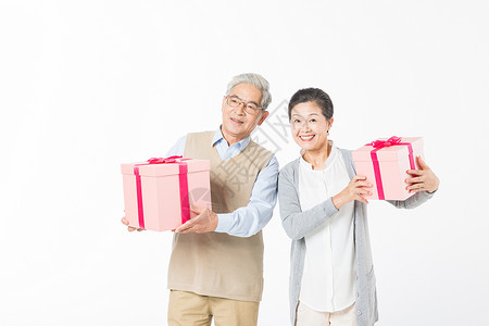 幸福的老年夫妻手拿礼盒图片
