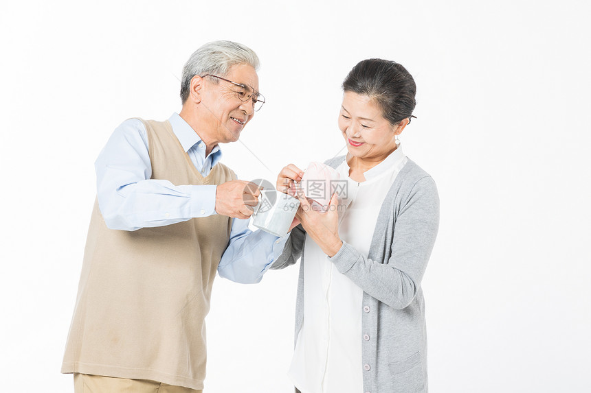 恩爱的老年夫妻喝水图片