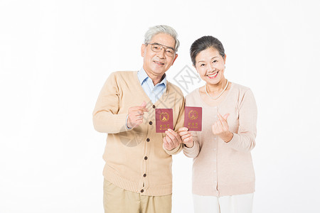 恩爱的老年夫妻手拿结婚证图片