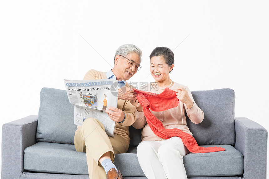 沙发上恩爱的老年夫妻图片