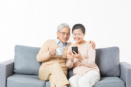 老年夫妻看手机高清图片