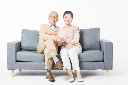 沙发上幸福的老年夫妻高清图片