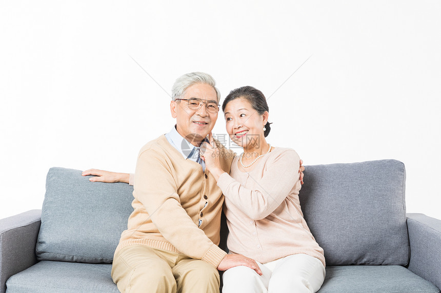 沙发上幸福的老年夫妻图片