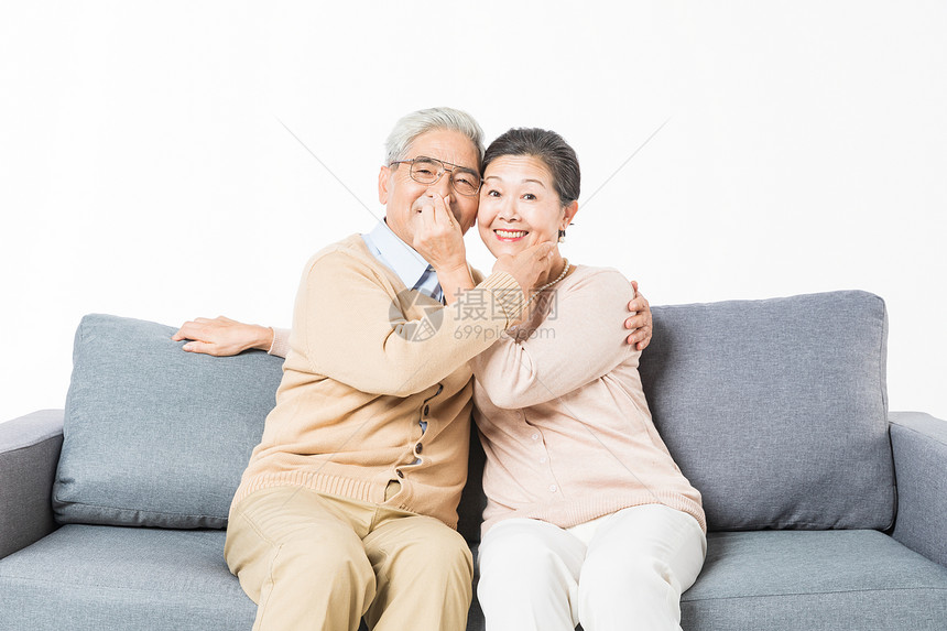 沙发上幸福的老年夫妻图片