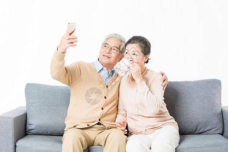 沙发上老年夫妻手机自拍图片