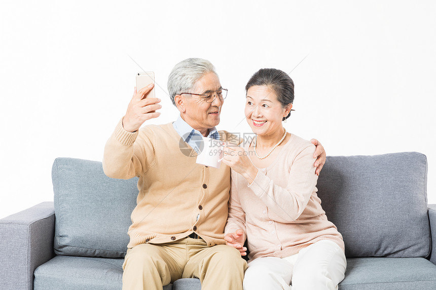 沙发上老年夫妻手机自拍图片