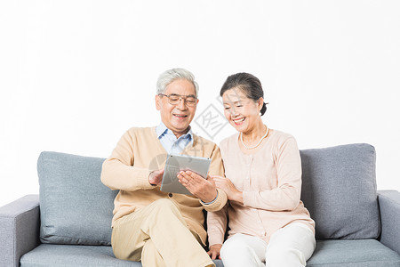 家庭人物科技老年夫妻看平板电脑背景